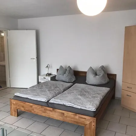 Small Apartment With Private Entrance Near Naumburg Appartement *